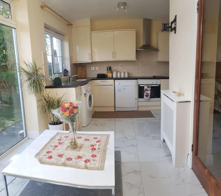 3 Bedroom 3 Bathroom House, Dublin Lucan Exterior photo